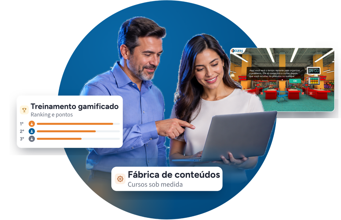 Duas pessoas olhando um notebook. Ao lado, a tela de uma simulação de loja produzida pela Clarity, um selo de fábrica de conteúdos com cursos sob medida e um painel de treinamento gamificado com ranking e pontos.